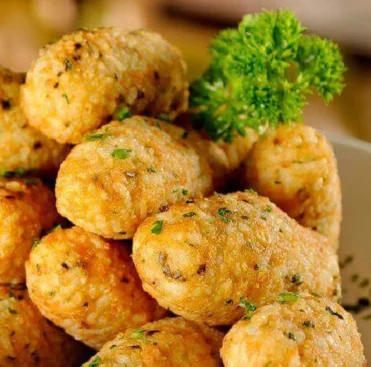 BOLINHO DE ARROZ COM QUEIJO típica mineira