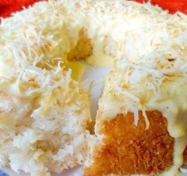 BOLO COM COBERTURA DE BRIGADEIRO BRANCO E COCO