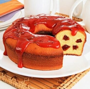 BOLO COM COBERTURA DE GOIABADA