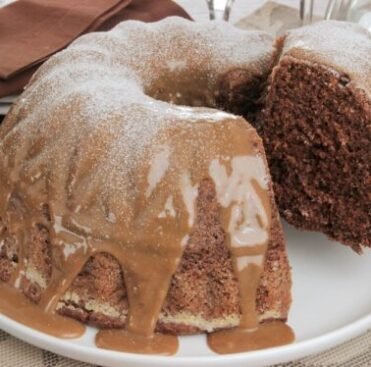 BOLO DE CAPPUCCINO COM COBERTURA