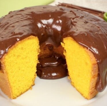 BOLO DE CENOURA COM COBERTURA DE CHOCOLATE