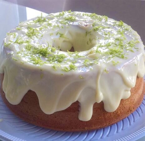 BOLO DE LIMÃO COM COBERTURA