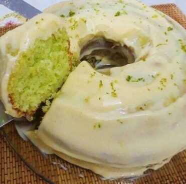 BOLO DE LIMÃO COM GELATINA COM CALDA
