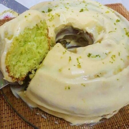 BOLO DE LIMÃO COM GELATINA COM CALDA