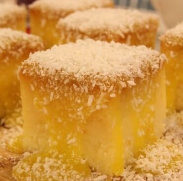 BOLO DE MANDIOCA COM COBERTURA DE COCO