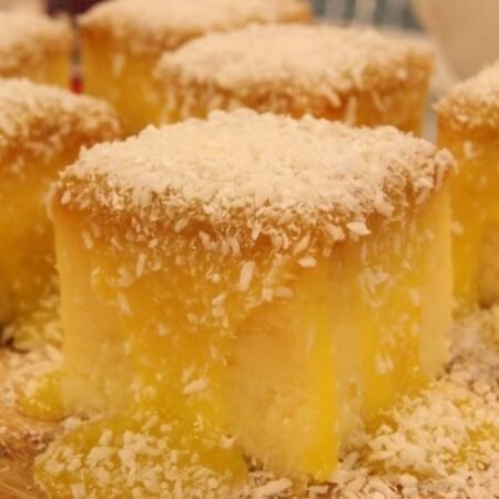 BOLO DE MANDIOCA COM COBERTURA DE COCO