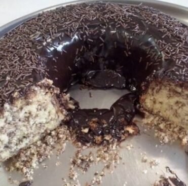 BOLO FORMIGUEIRO COM CALDA