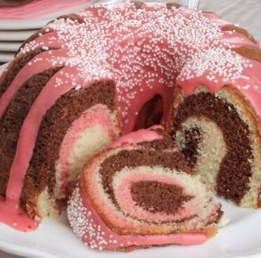 BOLO NAPOLITANO COM CALDA DE MORANGO