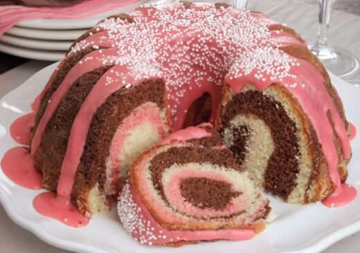 BOLO NAPOLITANO COM CALDA DE MORANGO