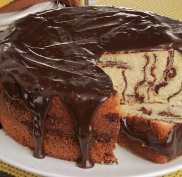 BOLO ZEBRA COM COBERTURA DE CHOCOLATE