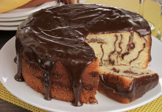 BOLO ZEBRA COM COBERTURA DE CHOCOLATE