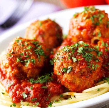 Macarrão com Almôndegas