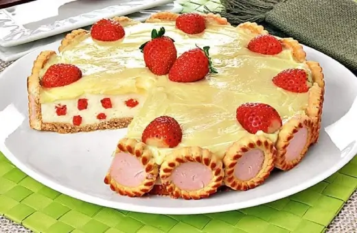 TORTA GELADA DE MORANGO