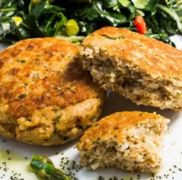 bolinho de salmão com quinoa