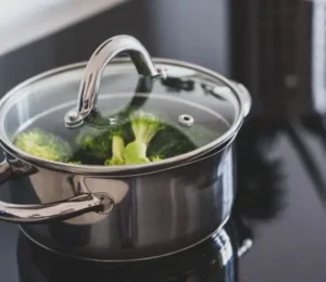 vida na cozinha panela no fogo