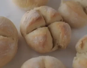 Pão Low Carb na Airfryer: Uma Opção Deliciosa e Saudável para o Seu Dia a Dia Cansado dos mesmos pães sem graça e com alto teor de carboidratos? Então você precisa experimentar essa receita incrível de Pão Low Carb na Airfryer, uma opção prática, rápida e deliciosa que vai te conquistar! Com apenas 4 ingredientes simples, você prepara um pão macio, saboroso e nutritivo, perfeito para acompanhar suas refeições ou para um lanche rápido. Ingredientes: 1 ovo ½ xícara de leite em pó 1 colher de café de fermento em pó Azeite para untar Farinha de amêndoas para polvilhar Modo de Preparo: Em um recipiente, misture o ovo, o leite em pó e o fermento em pó até obter uma massa homogênea. Unte uma forma inglesa pequena com azeite e polvilhe com farinha de amêndoas. Transfira a massa para a forma e leve à Airfryer pré-aquecida a 180°C por 5 minutos. Retire da Airfryer e deixe esfriar um pouco antes de desenformar. Dicas: Você pode adicionar outros ingredientes à massa, como chia, gergelim ou linhaça, para aumentar o valor nutricional do pão. Se desejar um pão mais dourado, deixe assar por mais alguns minutos. O pão low carb pode ser armazenado em temperatura ambiente por até 3 dias. Pão Low Carb: Uma Aliada na Sua Dieta O pão low carb é uma ótima opção para quem busca uma alimentação mais saudável e com menos carboidratos. Ele é rico em proteínas e fibras, que proporcionam saciedade por mais tempo, auxiliando no controle do peso. Além disso, o pão low carb é livre de glúten, o que o torna ideal para pessoas com doença celíaca ou intolerância ao glúten. Experimente essa receita hoje mesmo e desfrute de um pão low carb delicioso, nutritivo e prático de preparar!