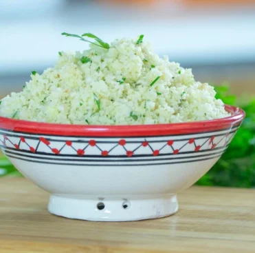 Saboreie uma alternativa leve e deliciosa ao arroz tradicional com o Arroz de Couve-flor! Perfeito para quem busca uma opção low-carb, rica em nutrientes e com sabor incrível. Experimente essa receita fácil e rápida de preparar, ideal para acompanhar suas refeições do dia a dia.