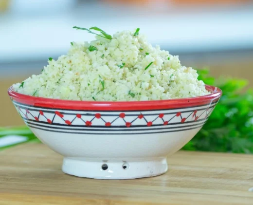 Saboreie uma alternativa leve e deliciosa ao arroz tradicional com o Arroz de Couve-flor! Perfeito para quem busca uma opção low-carb, rica em nutrientes e com sabor incrível. Experimente essa receita fácil e rápida de preparar, ideal para acompanhar suas refeições do dia a dia.