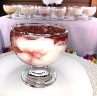 Iogurte com Calda de Morango