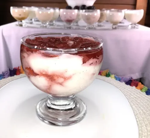 Iogurte com Calda de Morango