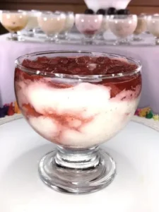 Iogurte com Calda de Morango