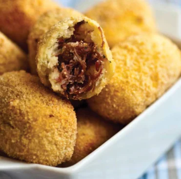 Bolinho de Mandioca com Carne Seca Bolinho de aipim com Carne Seca