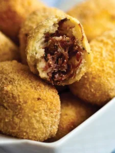 Bolinho de Mandioca com Carne Seca Bolinho de aipim com Carne Seca