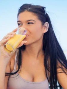 bebendo suco laranja