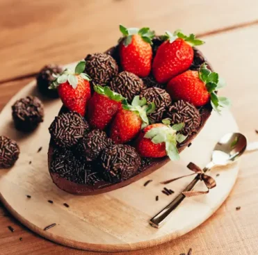 ovo de páscoa de colher morango